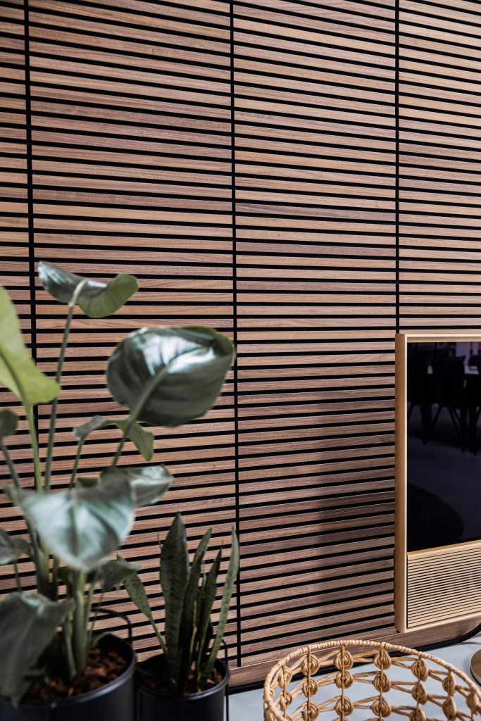 woodupp-akupanel60-walnut-livingroom-scaled