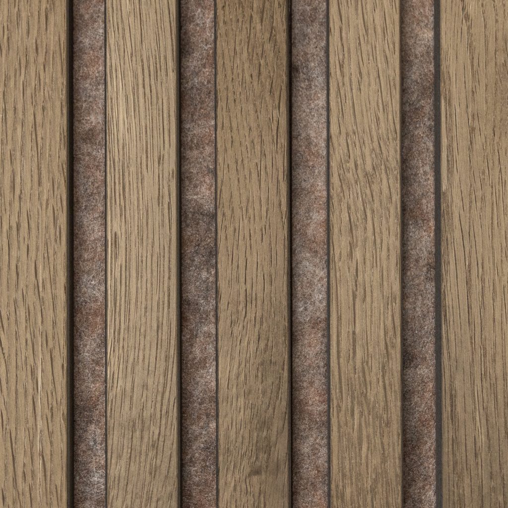 WoodUpp slatpaneler i røget egetræ med lodrette, smalle trælameller monteret over brun-grå akustisk filt. Billedet viser tætliggende, naturlige træårer og jævne mellemrum med filtbagbeklædning, designet som dekorativt, lydabsorberende vægbeklædning fra WoodUpp, med varm, mat overflade og tydelig årestruktur.